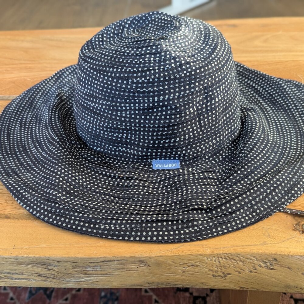 Wallaroo Hat Company- Scrunchie Bucket Hat- Navy/White